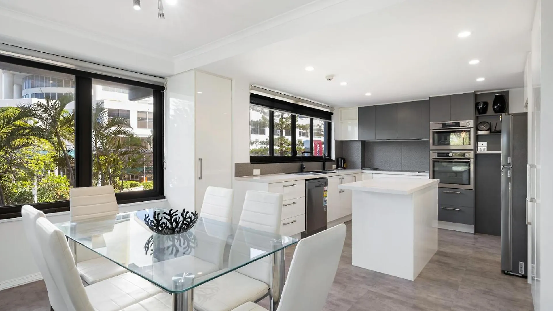 South Pacific Plaza - Official Aparthotel Broadbeach 4*,